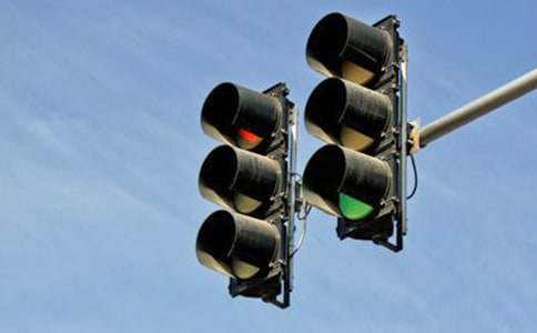 紅綠燈下的生命交響曲作文