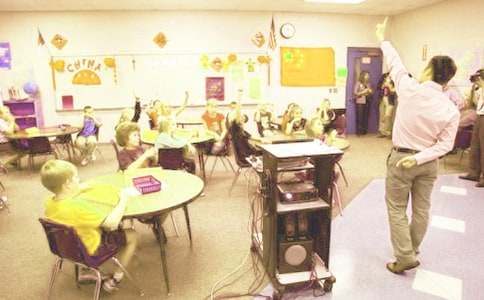 �P��С�Wһ�꼉Ʒ���c����̌W�Ĺ������Y